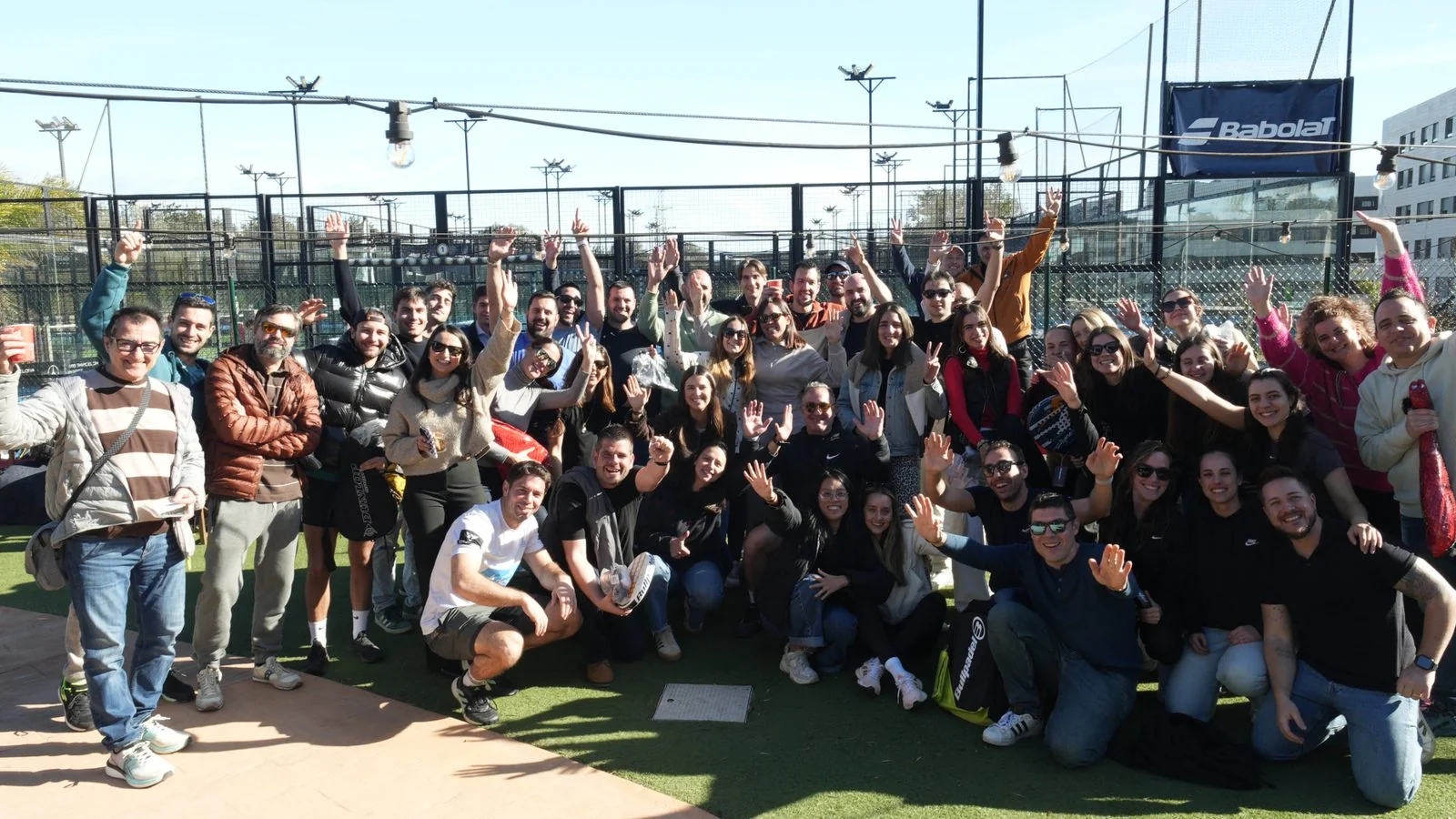 Foto de grupo evento padel empresa Barcelona - PRISMA PADEL