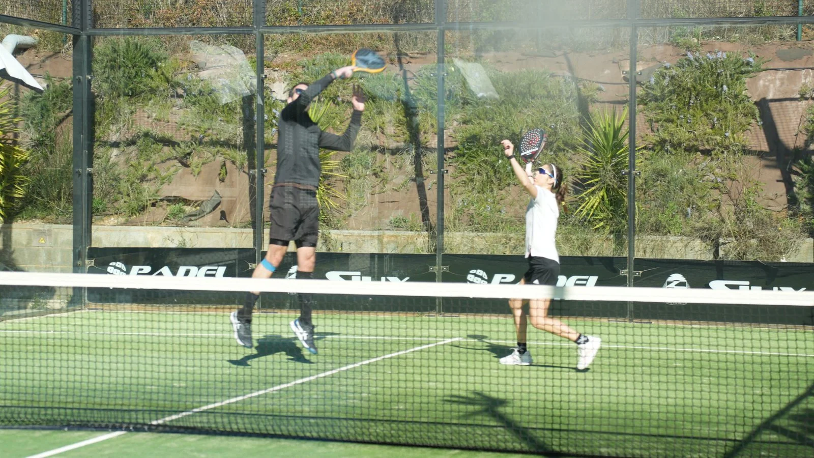Momento de acción torneo padel corporativo